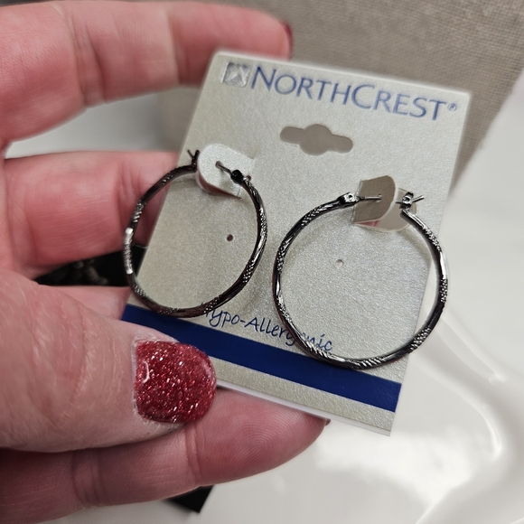 Women's Set of 2 Pairs of Earrings 2 Rings Lot of 4 Pieces Silver Tone - Picture 7 of 12